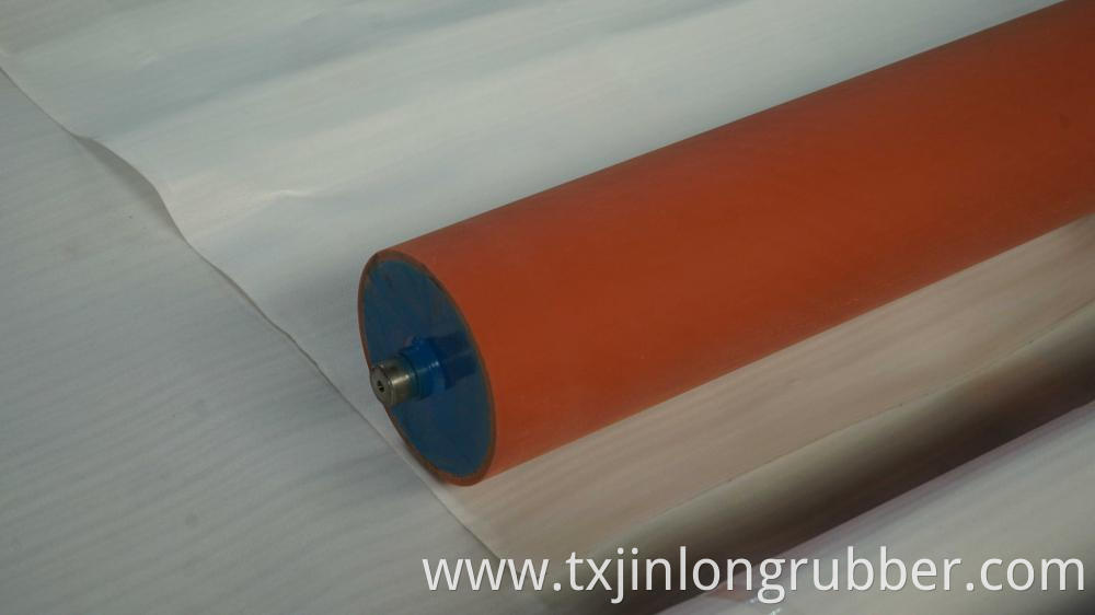 Spreading machine rubber roller